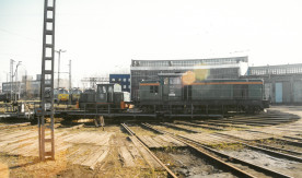 Lokomotywa serii SM 03-150 wciąga na obrotnicę wygaszoną lokomotywę serii...